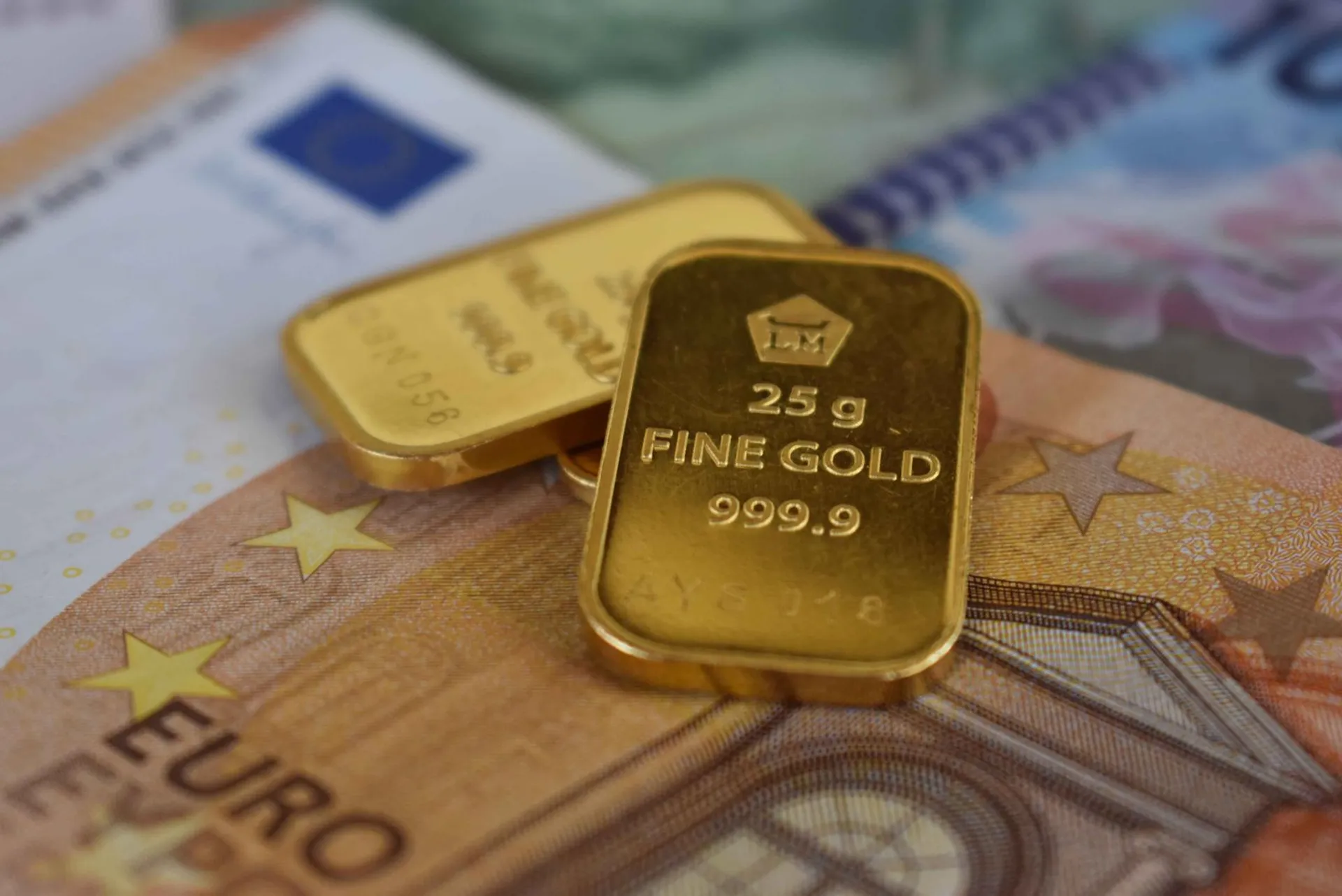 Lingots d'or et billets de banque