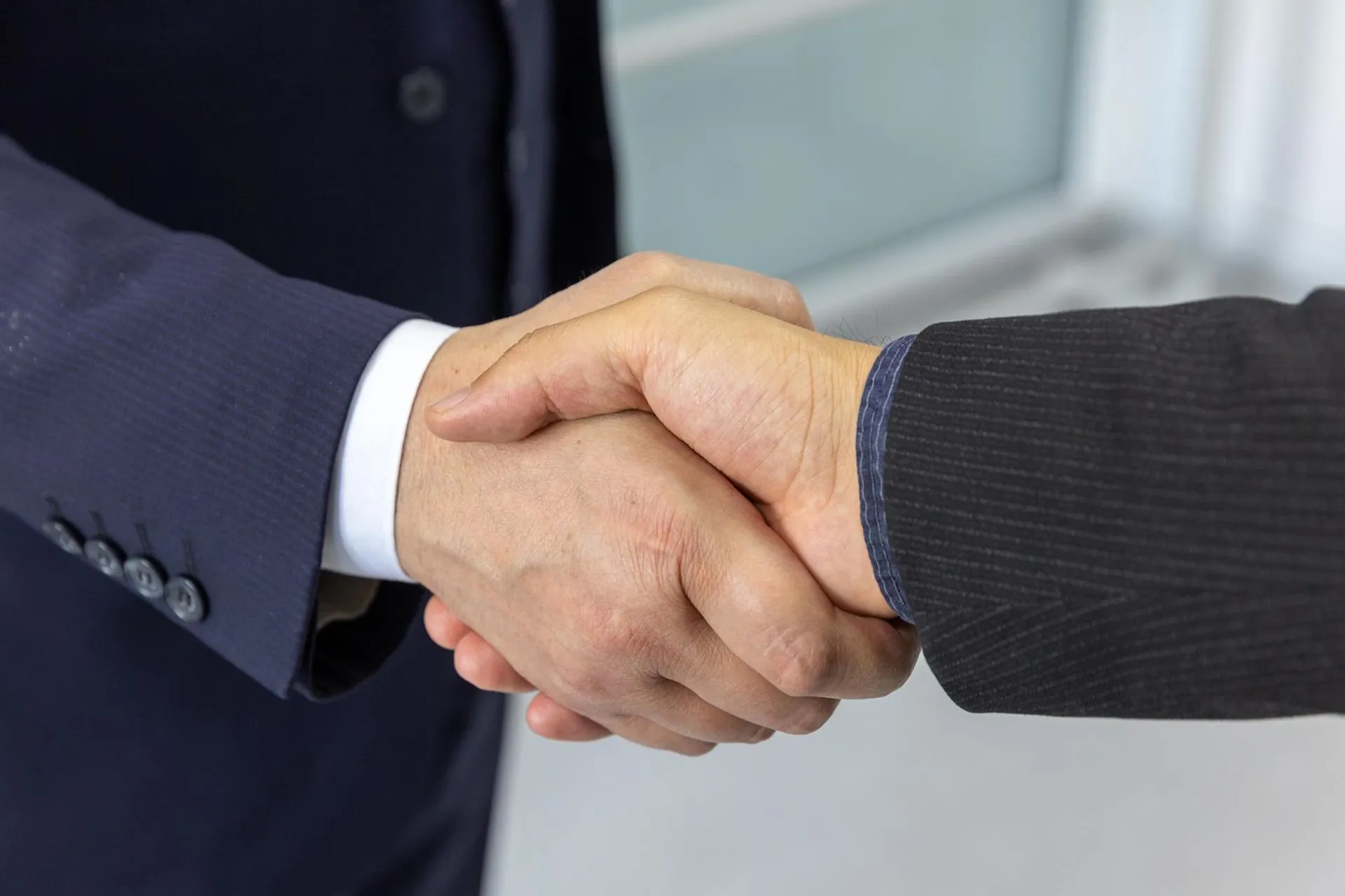 Poignée de main entre deux professionnels