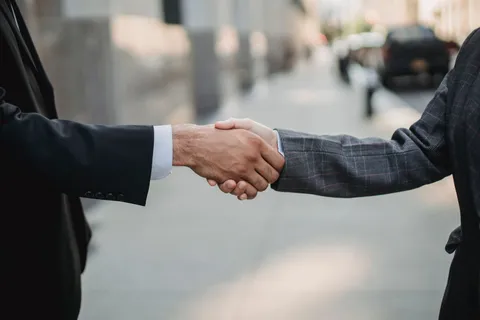 Poignée de main entre deux professionnels