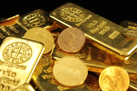 Pièces et lingots d'or et d'argent empilés